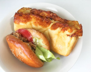 ラッヘン (Lachen)照り焼きチキンバーガーとチーズオニオンパン